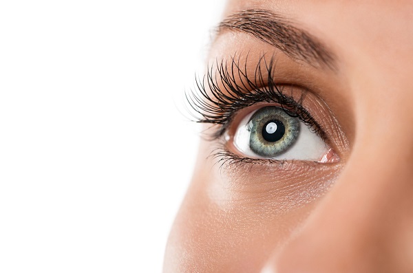 Zatrzymać młode spojrzenie – jak skutecznie i bezpiecznie odmłodzić skórę okolicy oczu?