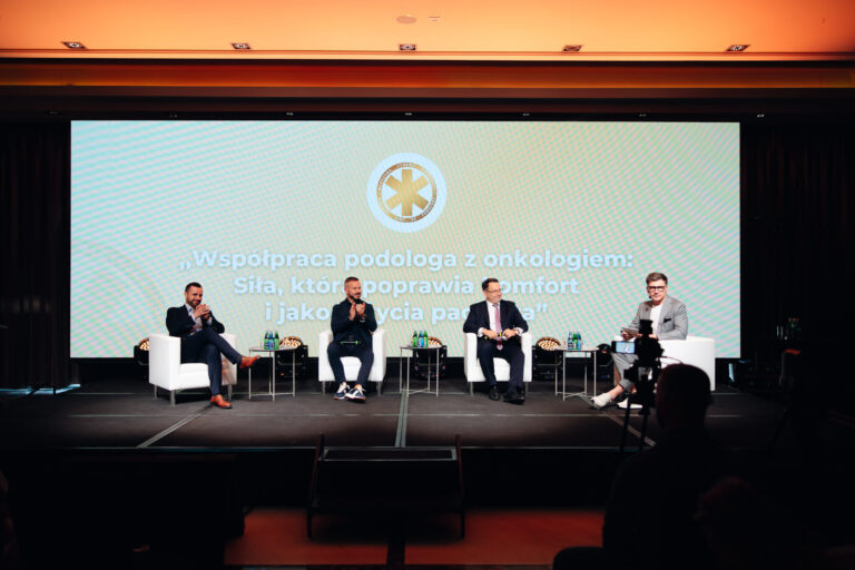 na zdjęciu prelegenci konferencji aarkada