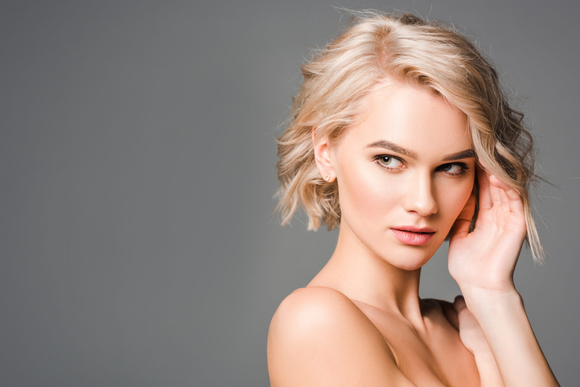 Na zdjęciu widać pozującą modelkę z blond włosami do zdjęcia