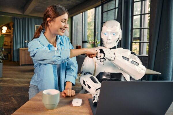 Kobieta dająca żółwika robotowi