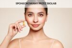 Na zdjęciu kobieta z pigułką