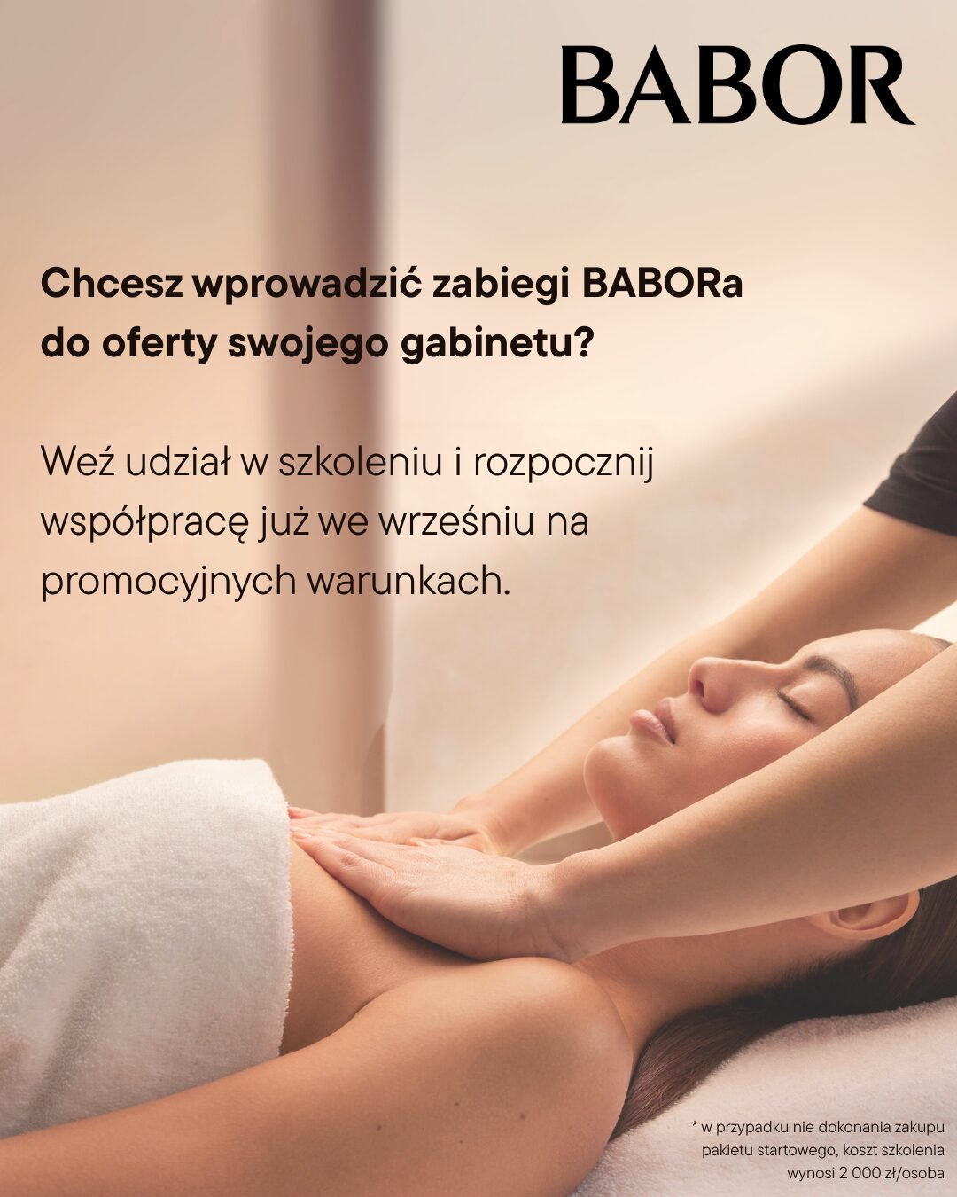 Na obrazku widać jak kobieta dostaje masaż