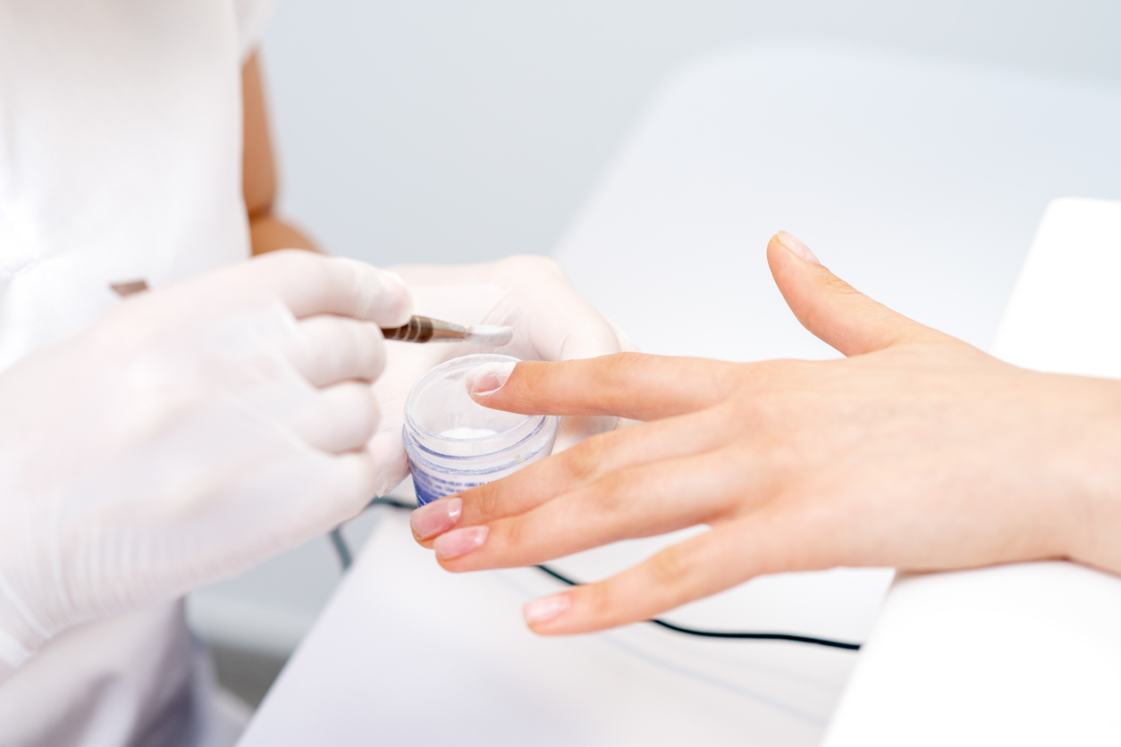Na zdjęciu przeprowadzanie manicure
