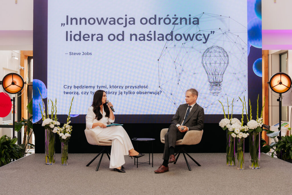 Na zdjęciu konferencja kosmetologiczna