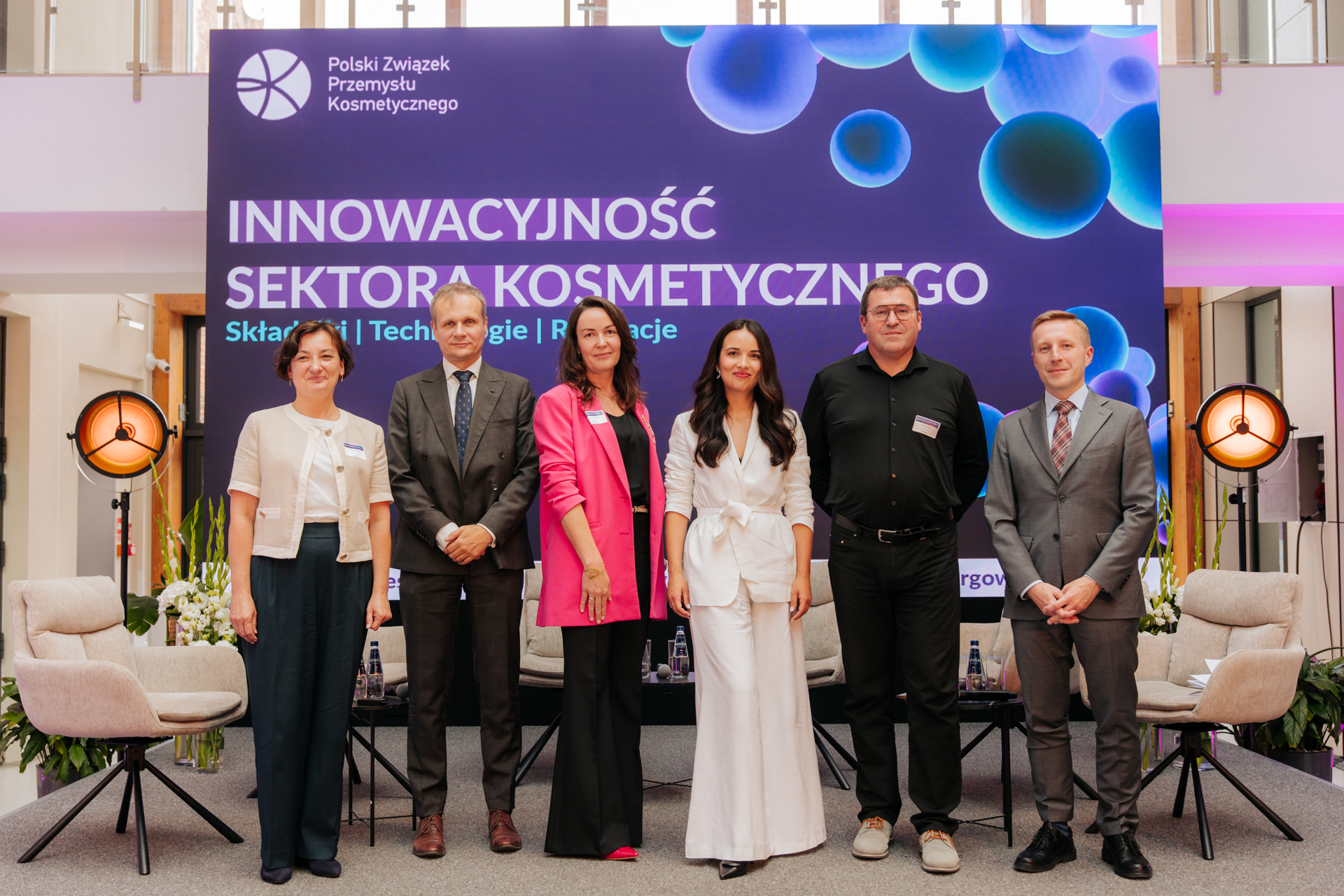 Na zdjęciu konferencja kosmetologiczna