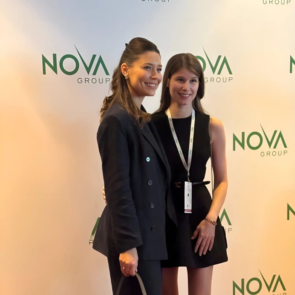 Na zdjęciu osoby na gali rozdania nagród Nova Group