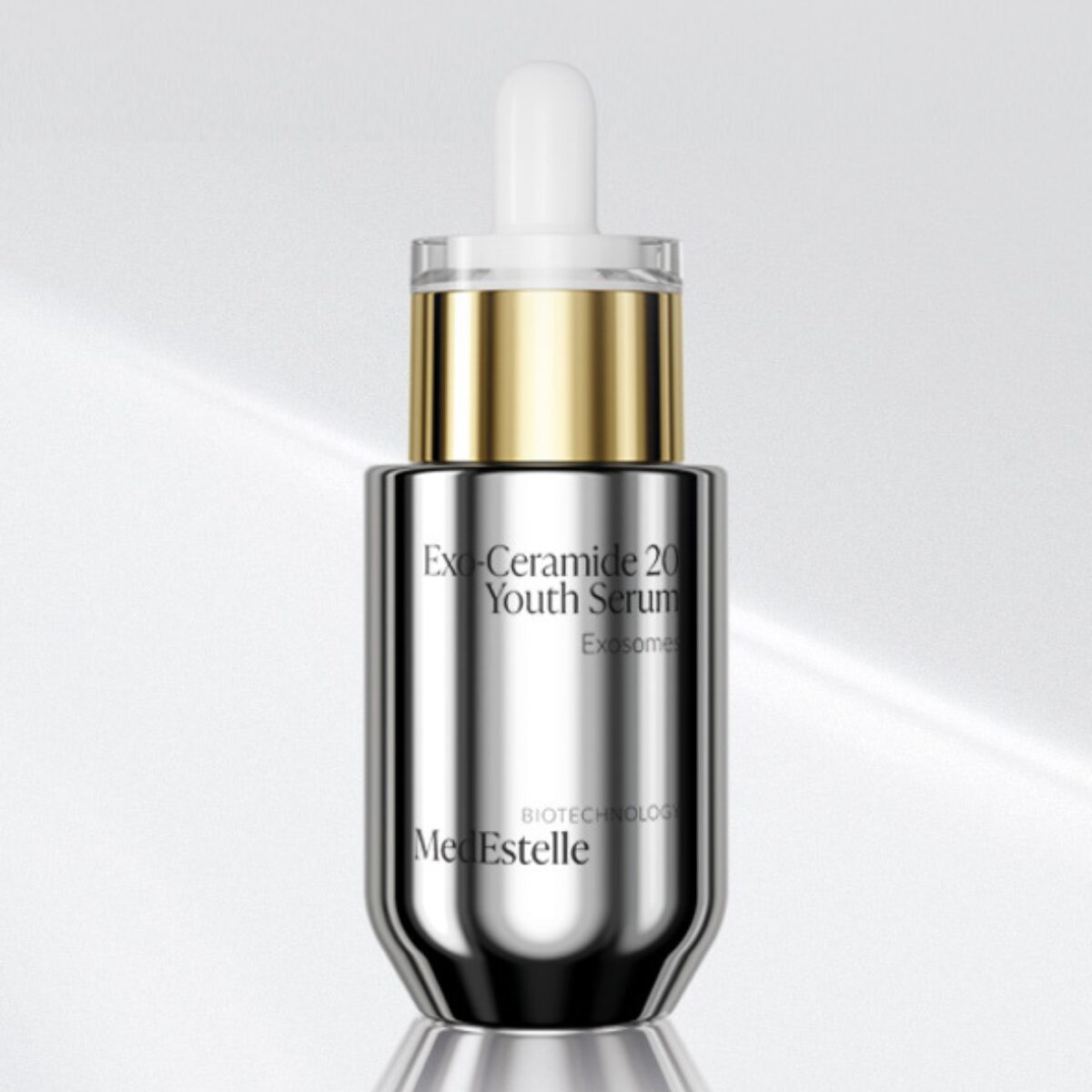 Na zdjęciu Serum naprawcze z linii BIOTECHNOLOGY łączy moc serum i kremu w jednej, inteligentnej formule. Kompleks Exo Ceramide 20 z egzosomami i ceramidami intensywnie regeneruje, ujędrnia i nawilża skórę, wzmacnia jej barierę ochronną, wygładza zmarszczki