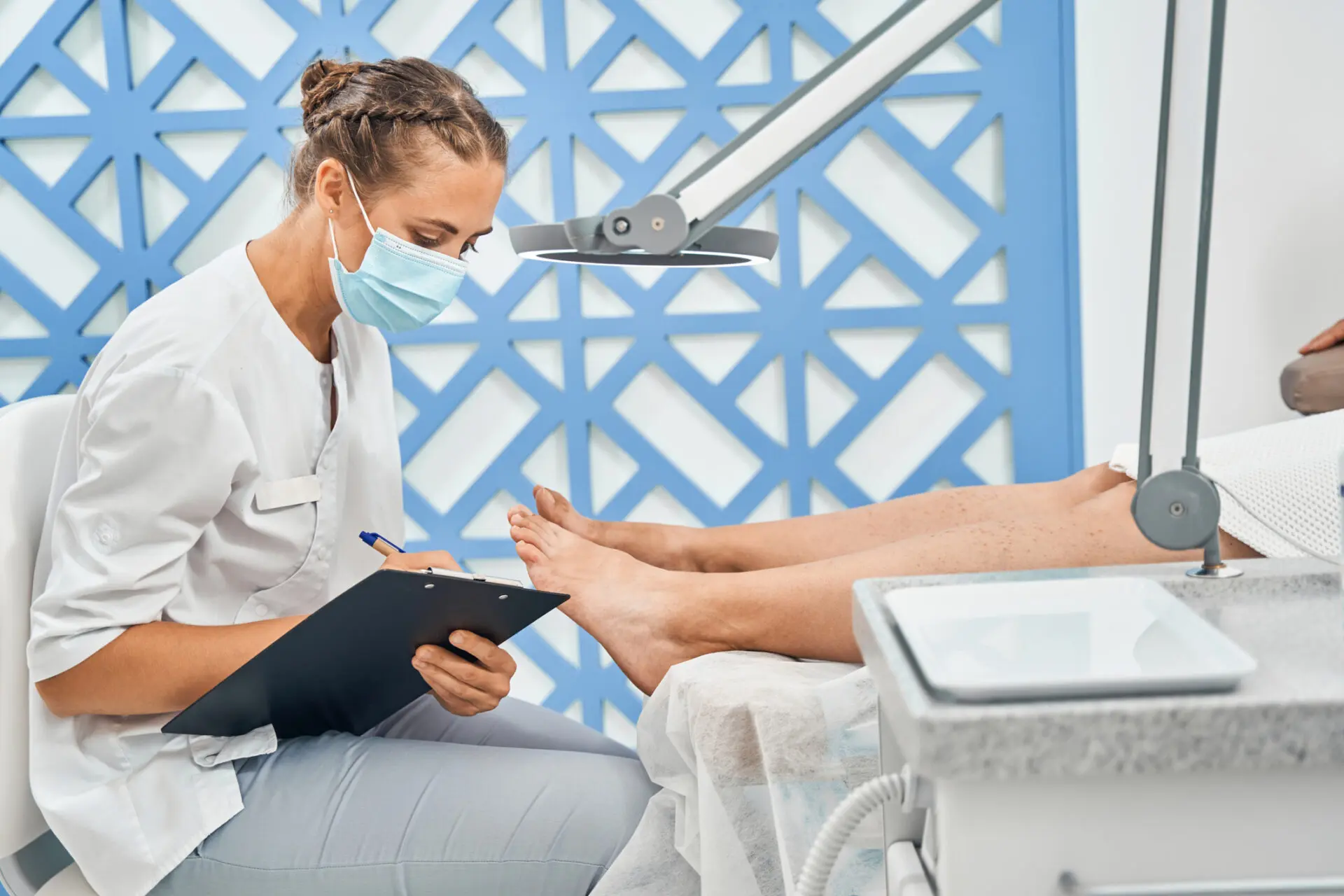 Na zdjęciu widać salon oraz kosmetyczkę, która pracuje