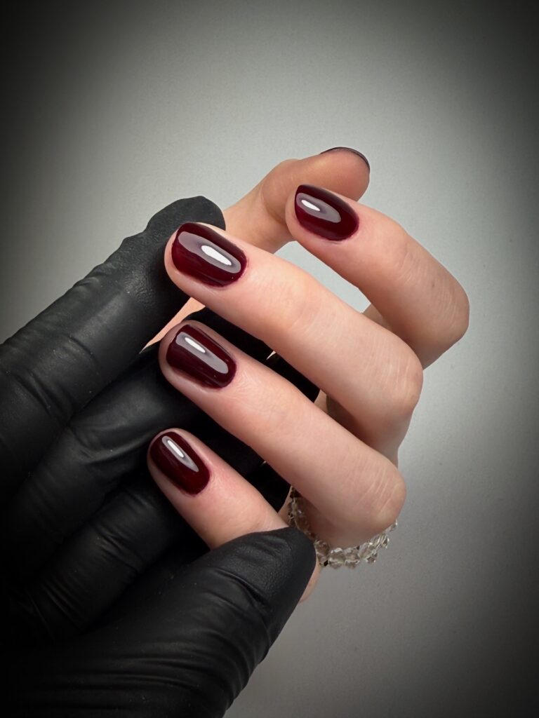 Ładne paznokcie pomalowane na czerwono