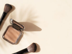 Na zdjęciu widać pędzle do makeup