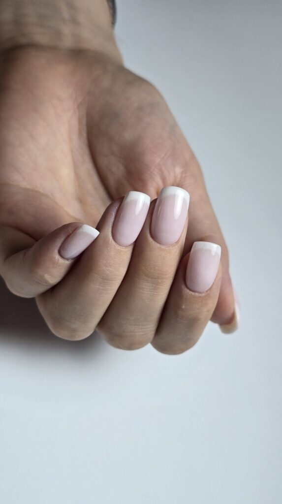 Na zdjęciu paznokcie tytanowe