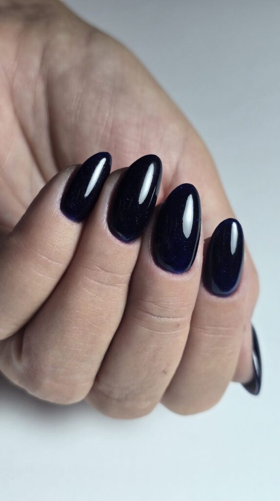 Na zdjęciu paznokcie tytanowe