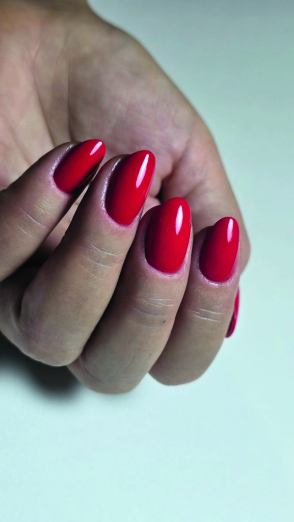 Na zdjęciu paznokcie tytanowe