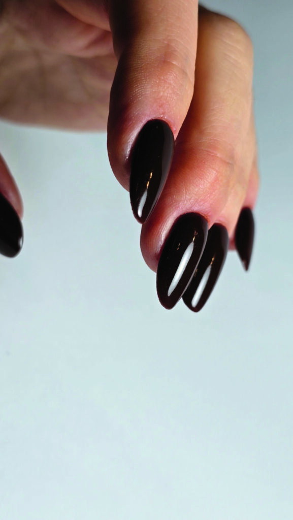 Na zdjęciu paznokcie tytanowe