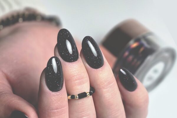 Na zdjęciu paznokcie tytanowe