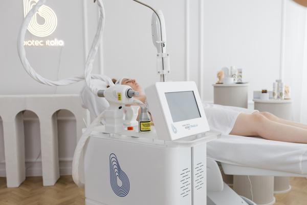 Na zdjęciu aparatura kosmetyczna