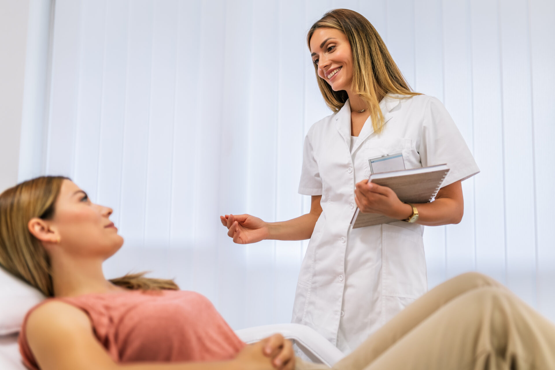 Młody lekarz badający pacjenta.