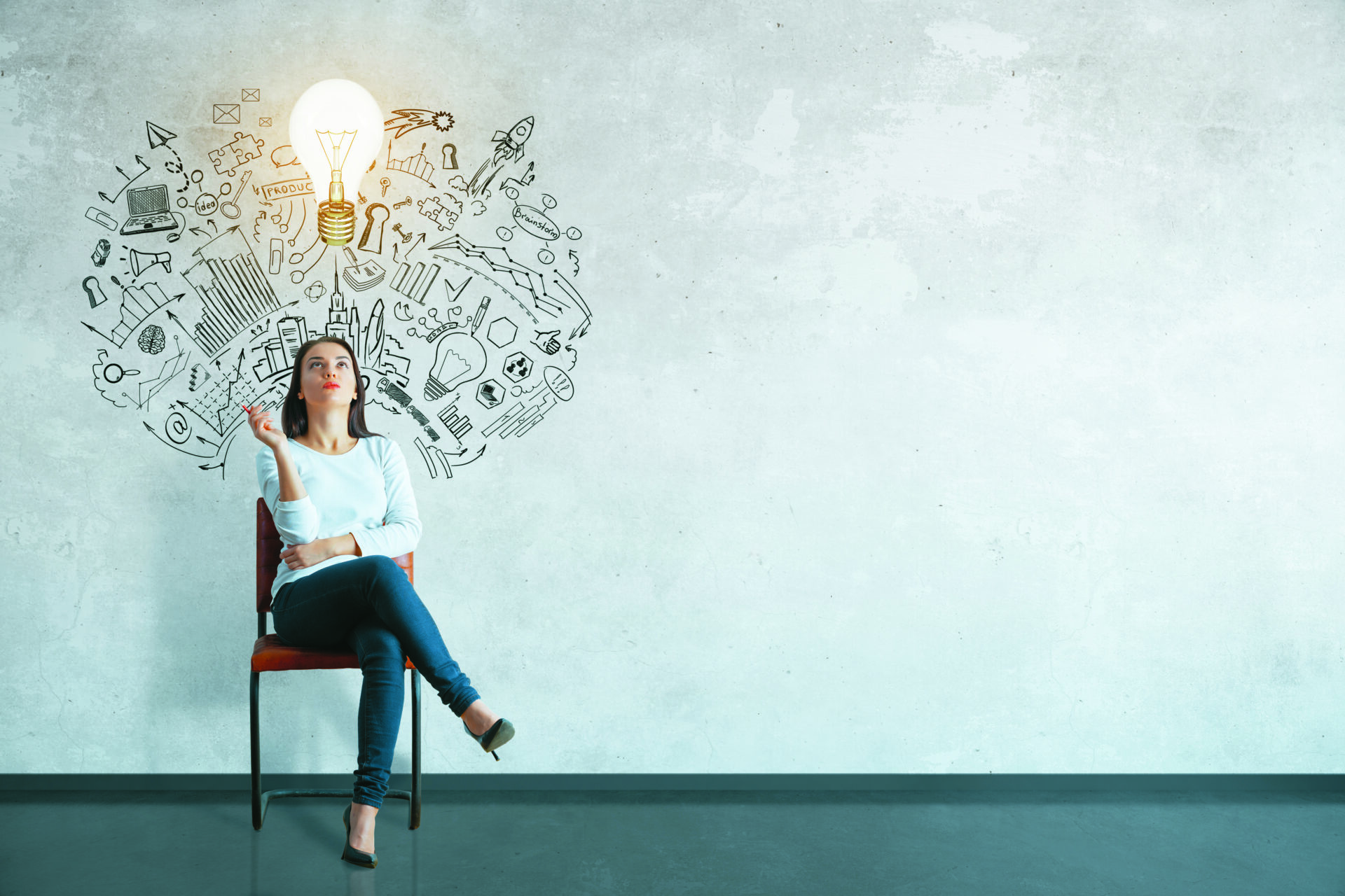 Zamyślona młoda kobieta siedząca w betonowym wnętrzu z kreatywnym szkicem biznesowym i cieniem. Koncepcja przywództwa.