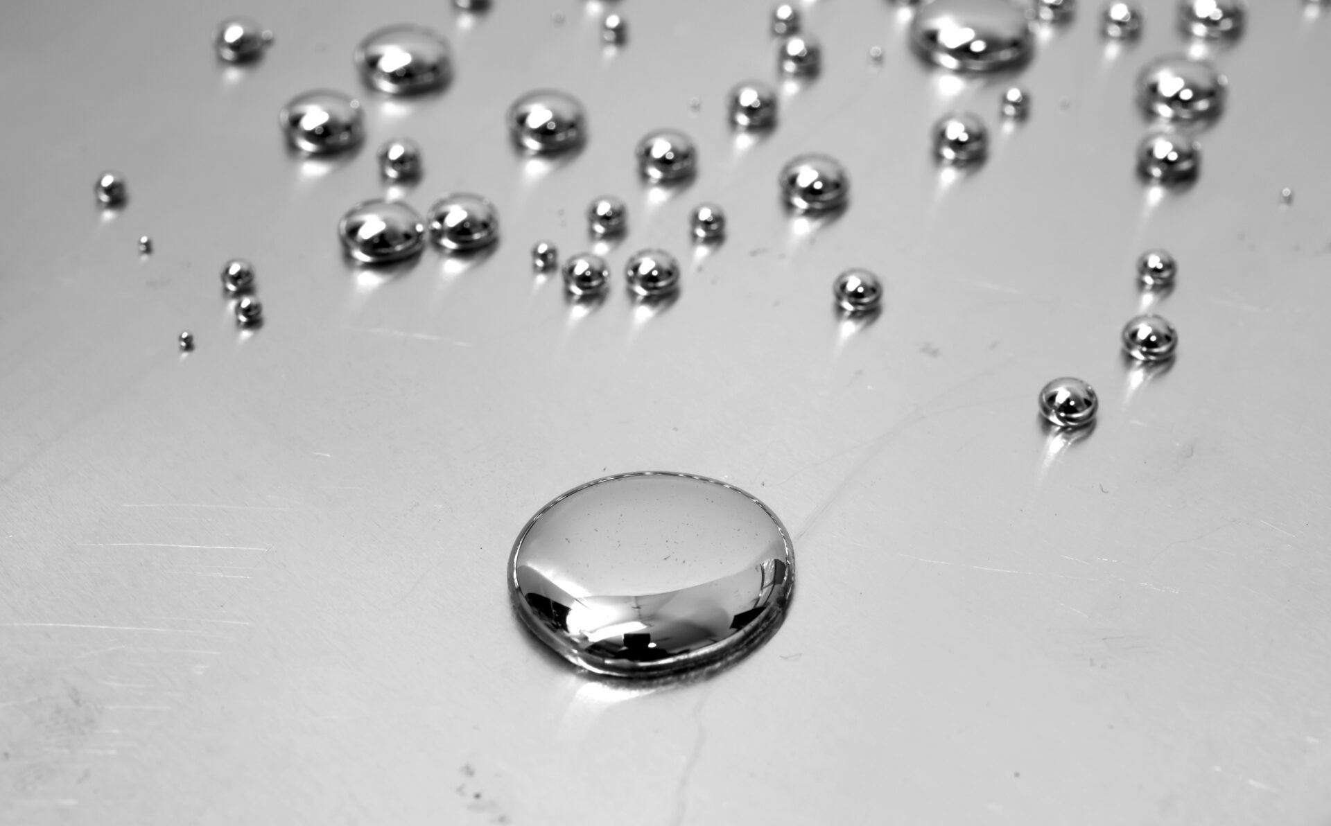 Na zdjęciu: rtęć – metal toksyczny, rozlane krople rtęci