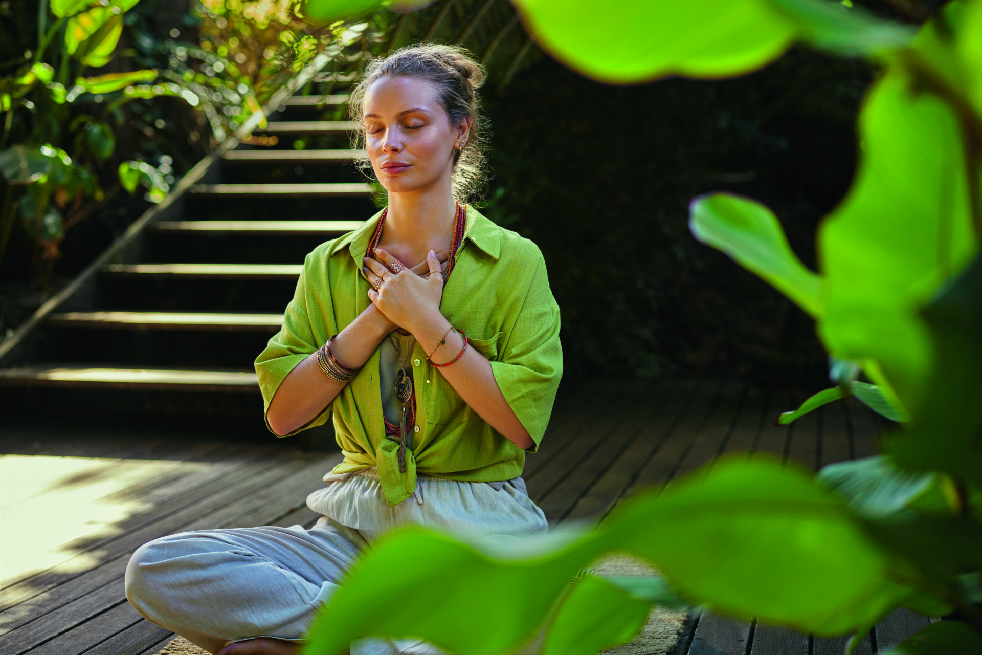 Na zdjęciu kobieta medytuje