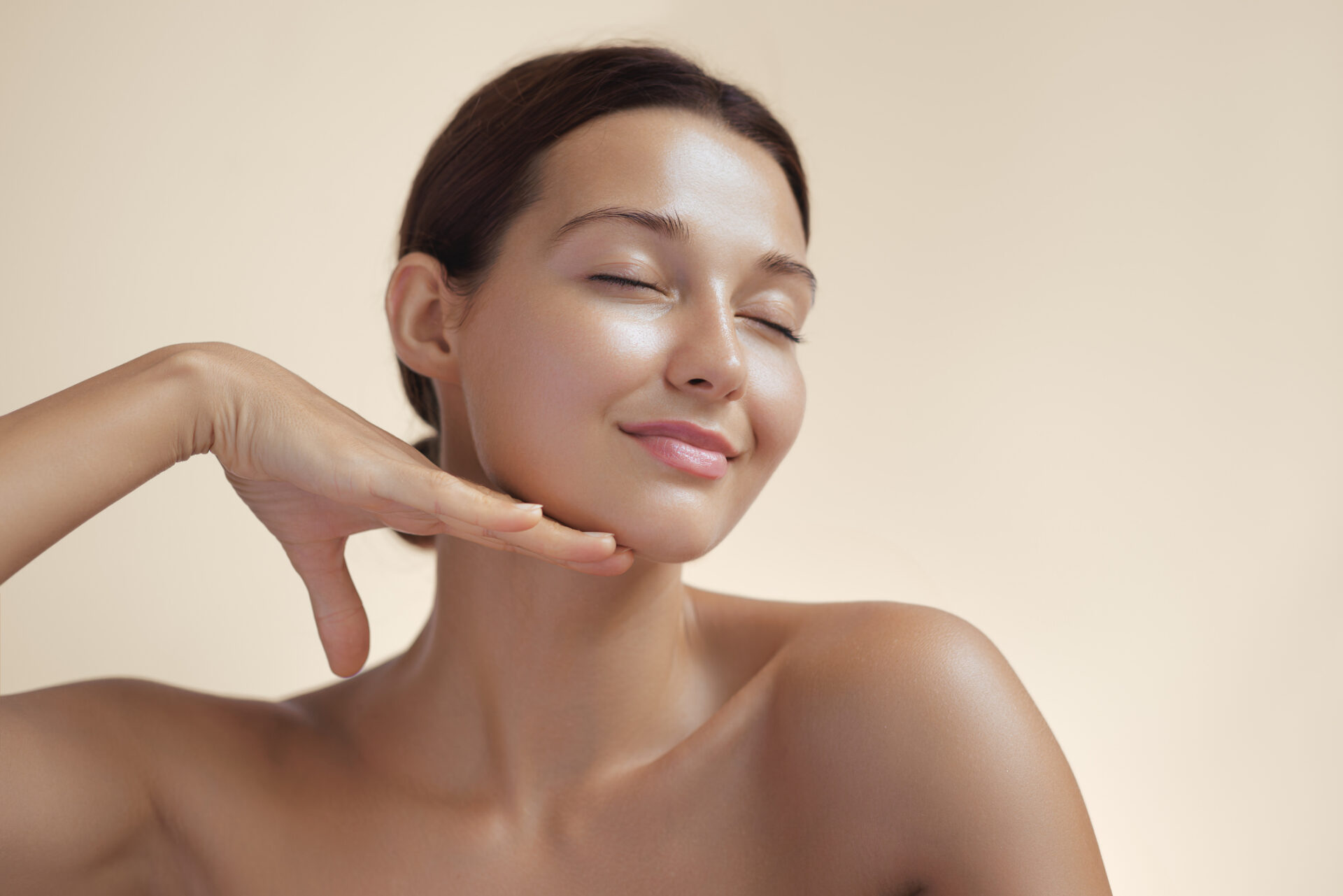 Zdjęcie Naturalnej Pięknej Kobiety Z Promienną Skórą Dotykającą Ręką