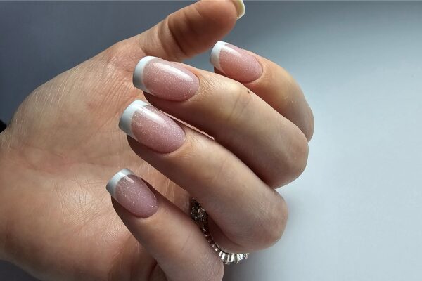 Dłonie z paznokciami