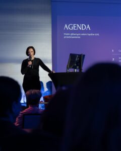 Dzieląc się wiedzą, realizuję cele, które nadają sens mojej pracy.