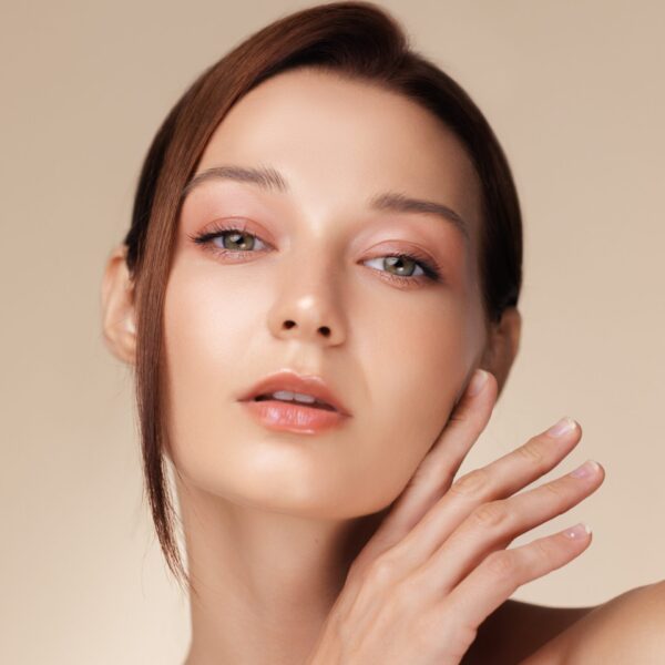 Na zdjęciu ładna pani pozująca do zdjęcia