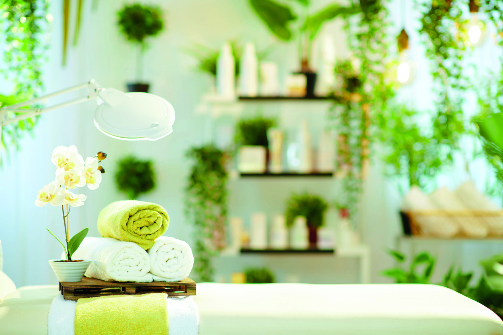 ręczniki i stół do masażu w nowoczesnym salonie kosmetycznym.