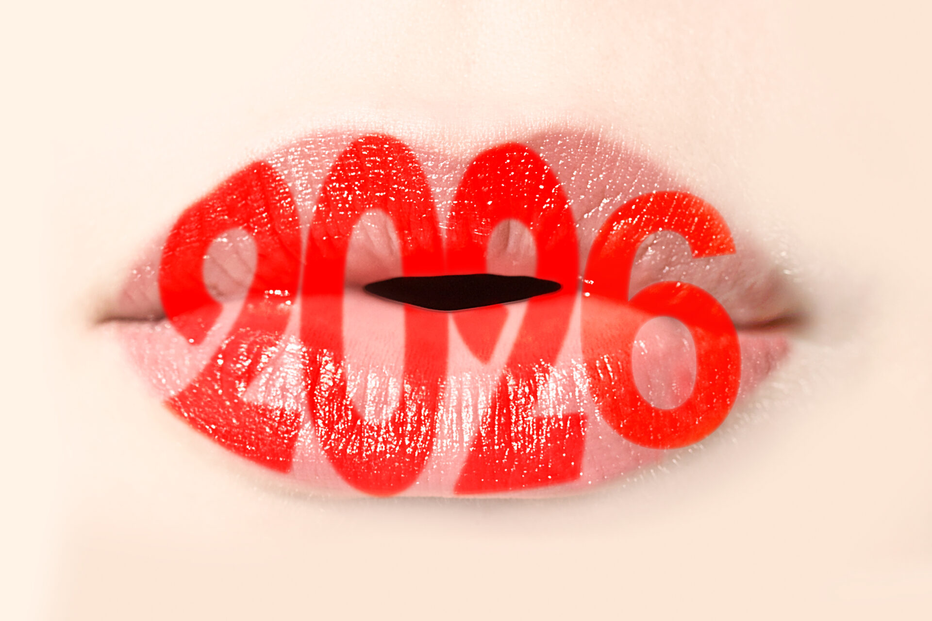 Liczby 2026 napisane czerwoną szminką na ustach dziewczyny, noworoczne życzenia dotyczące urody i mody