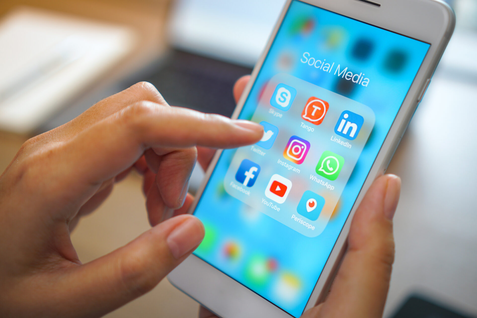 aplikacja społecznościowa, telefon iPhone, niebieskie tło ekranu, technologia, biznes, smartfon, komunikacja cyfrowa, Facebook i internet, materiał redakcyjny