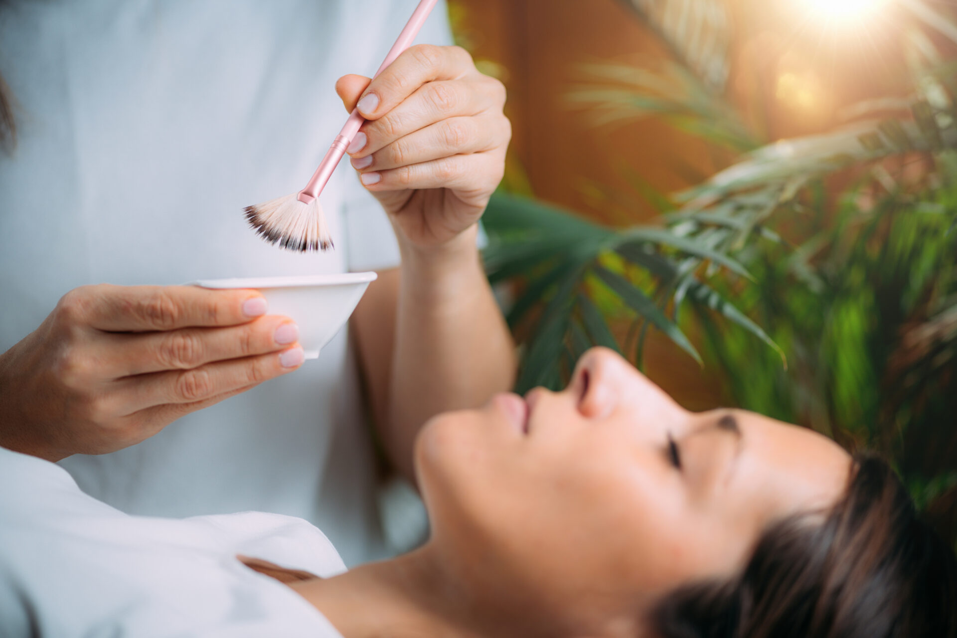 Zabieg pielęgnacyjny na twarz z wykorzystaniem peelingu chemicznego.