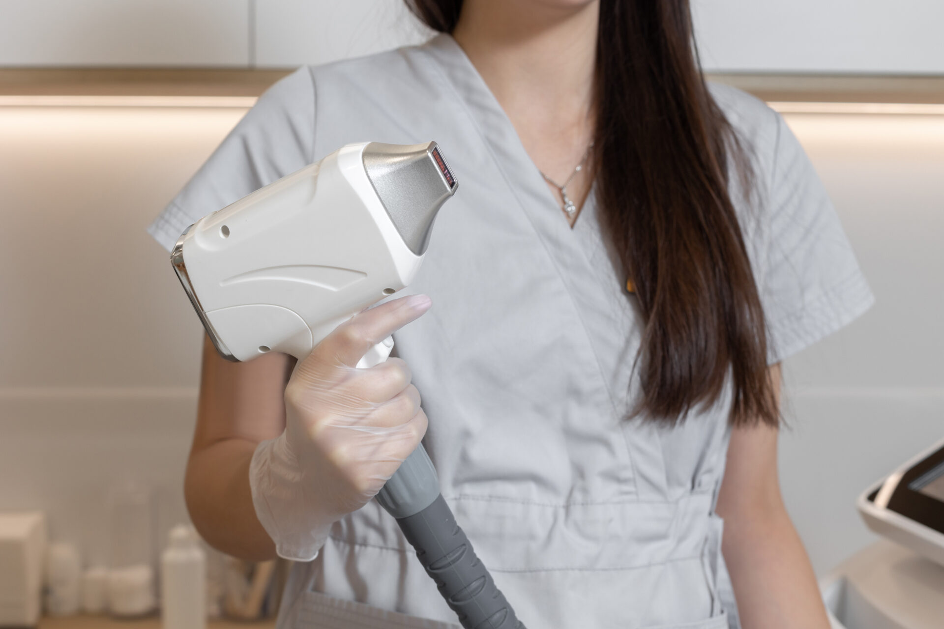 Kobieta poddaje się zabiegom pielęgnacyjnym skóry i ciała w gabinecie kosmetycznym