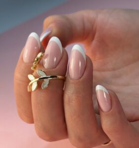 Manicure francuski