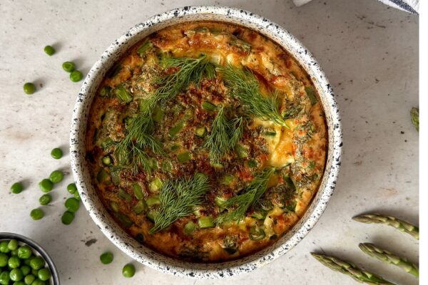 Wiosenna frittata ze szparagami i groszkiem