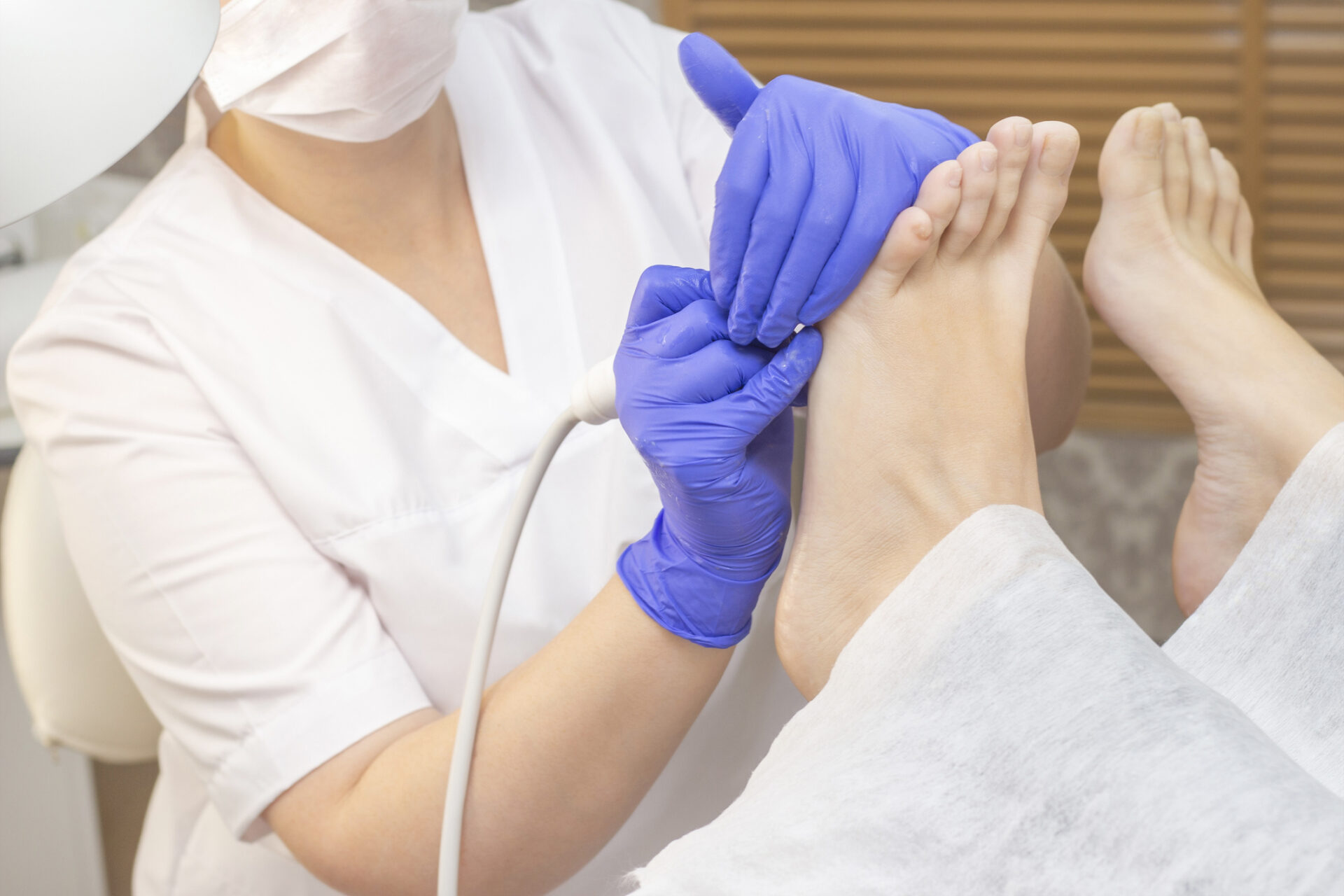 Zabiegi na stopy. Pedicure leczniczy. Pedicure z użyciem specjalistycznego sprzętu wykonywany przez dyplomowanego podologa. Wizyta u podologa. Zabiegi na stopy w spa. Klinika podologii.