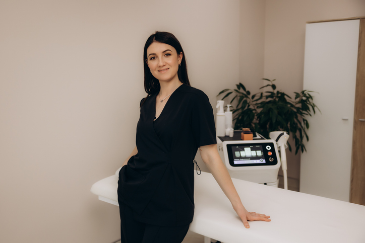 Kosmetyczka pracująca w nowoczesnym salonie kosmetycznym
