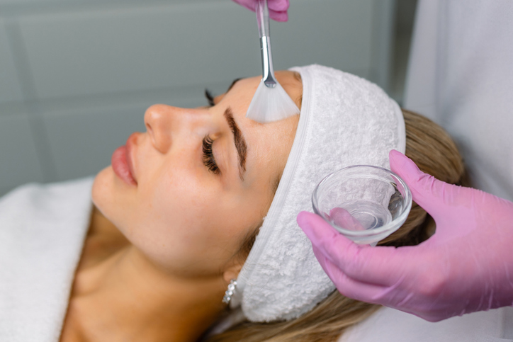 Zabieg peelingu chemicznego twarzy z serum z retinolem