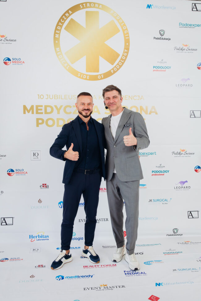 Na zdjęciu osoby pozujące do zdjęcia na konferencji aarkada